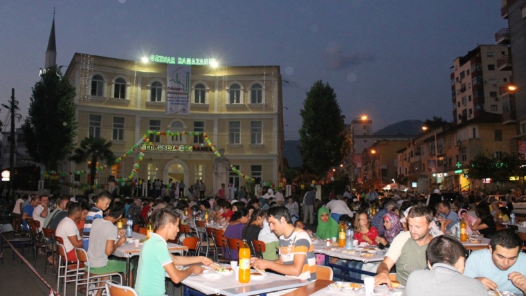 Sofra e iftarit mbledh qindra besimtarë përpara Medresesë së Tiranës