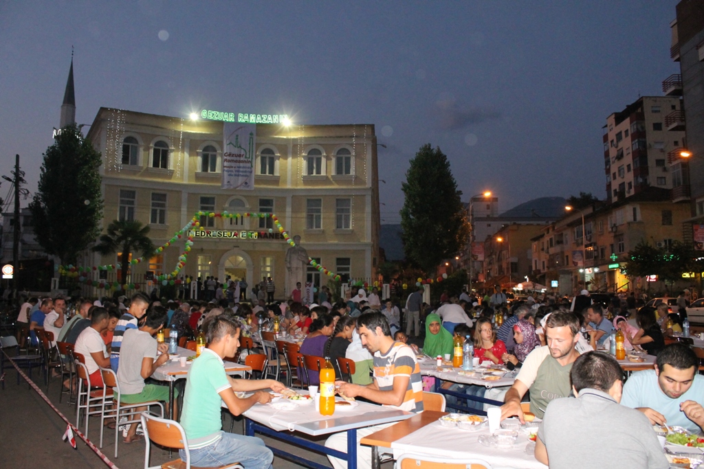 Sofra e iftarit mbledh qindra besimtarë përpara Medresesë së Tiranës