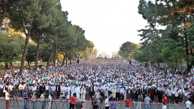 Fitër Bajrami, mijëra besimtarë mbushin bulevardin “Dëshmorët e Kombit”