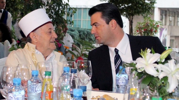 Kryebashkiaku Basha në iftar me drejtues të KMSH-së dhe besimtarë të Tiranës