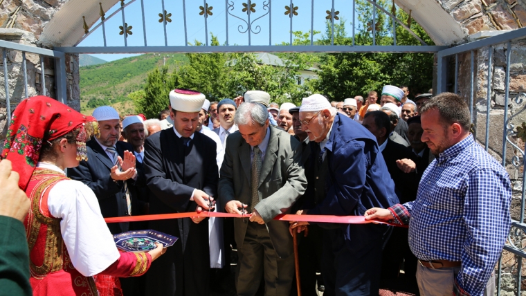 Inaugurohet xhamia e re në fshatin Polis