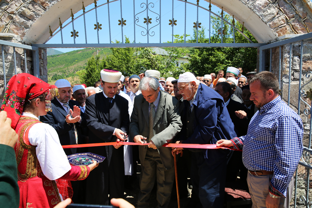 Inaugurohet xhamia e re në fshatin Polis