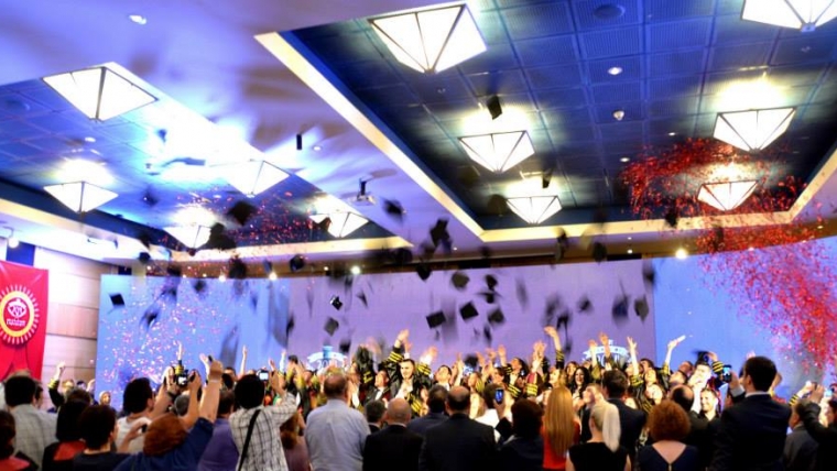 Diplomohet brezi i parë i studentëve në Universitetin Bedër