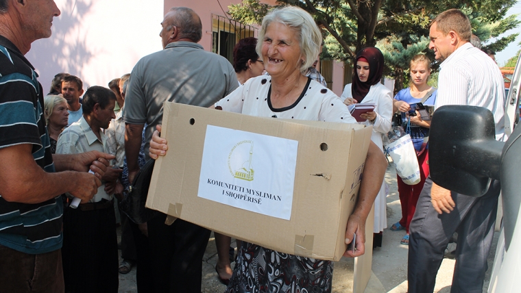 “Shporta e Ramazanit”, në dyert e familjeve në nevojë të Beratit