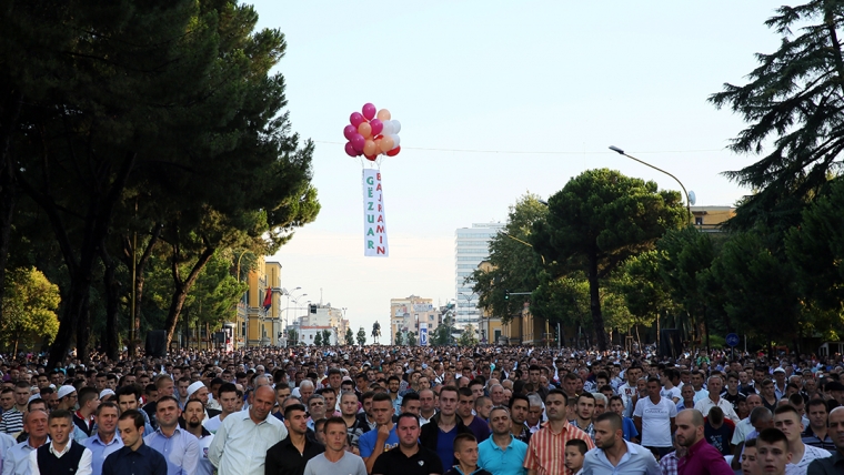 Myslimanët shqiptarë festojnë Fitër Bajramin