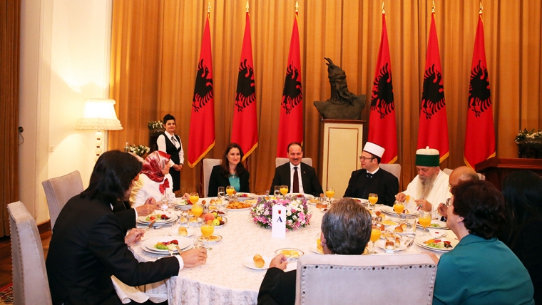 Presidenti Nishani shtron Iftar me rastin e Muajit të Bekuar të Ramazanit
