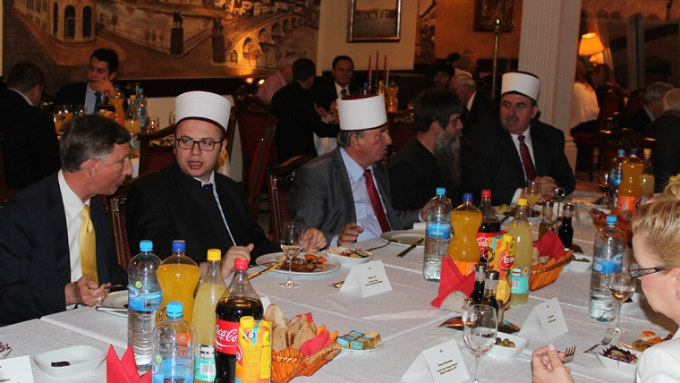 Tre bashkësitë Islame Shqiptare mblidhen për iftar në Shkup