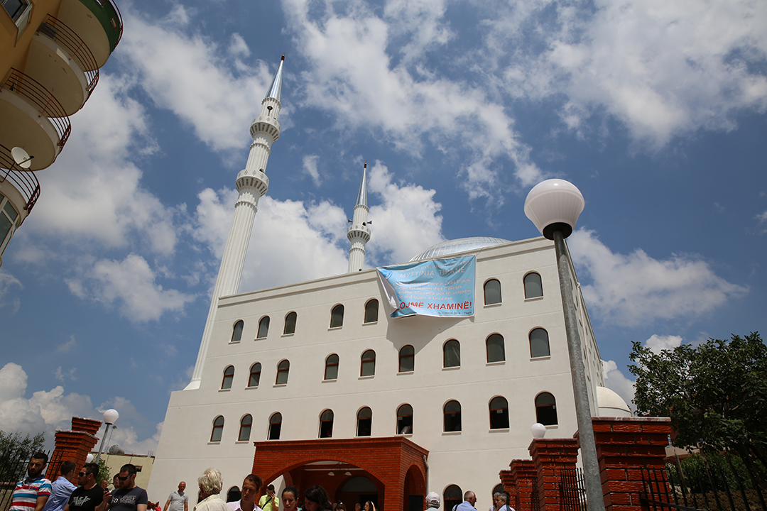 Inaugurohet xhamia e re me dy minare ne lagjen “Ali Demi”, Tiranë