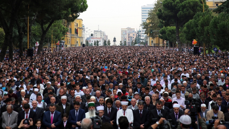 Besimtarët myslimanë festojnë Kurban Bajramin