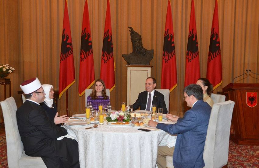 Presidenti Nishani shtron iftar, vlerëson rolin e Komunitetit Mysliman