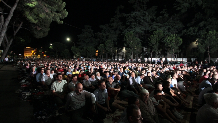 Nata e Kadrit, mijëra myslimanë e presin në shesh