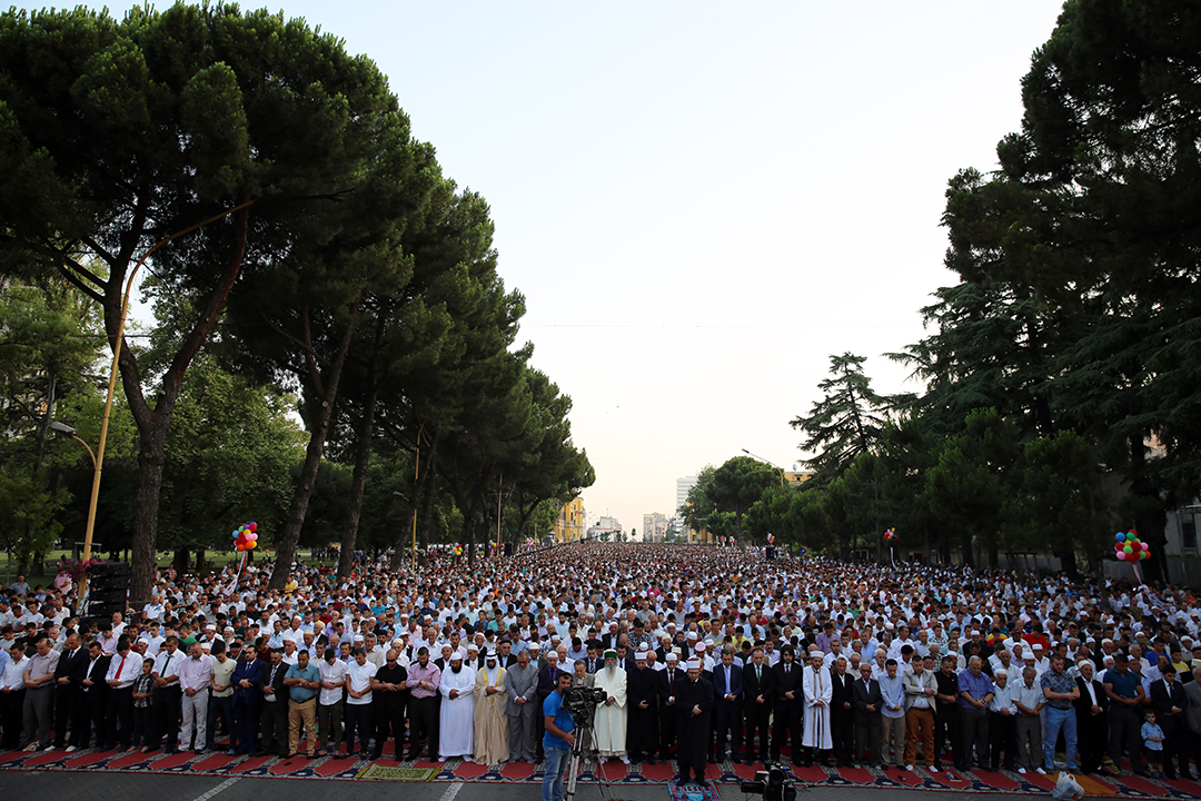 Myslimanët shqiptarë festojnë Fitër Bajramin