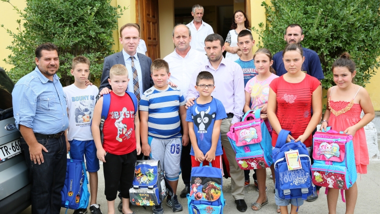 KMSH dhuron çanta dhe mjete mësimore për jetimët e Ndroqit