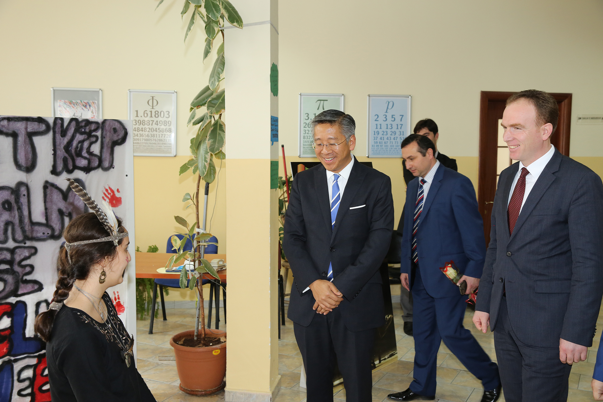 Ambasadori amerikan dhe ai britanik vizitojnë Medresenë e Tiranës