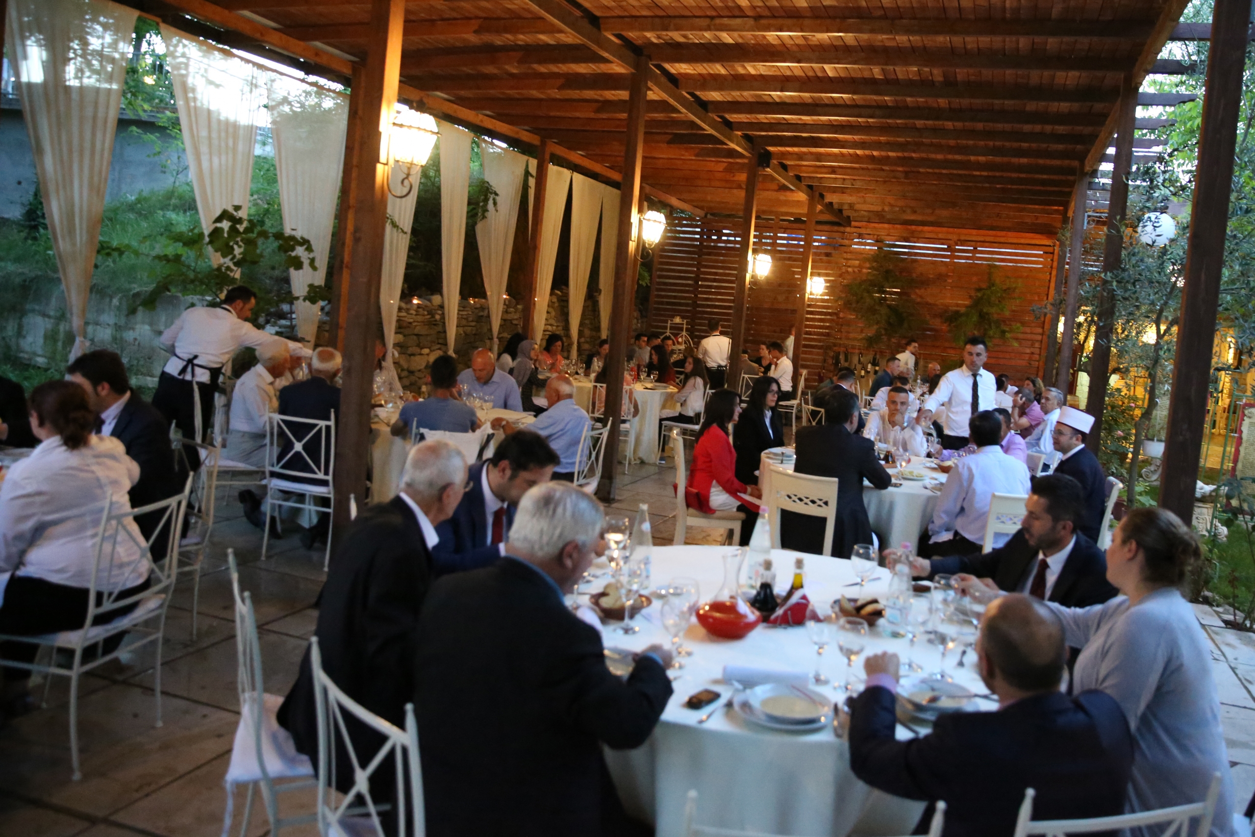 Ambasada Amerikane shtron iftar për besimtarët e Ibës