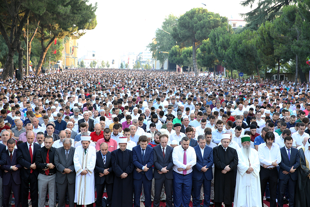Mijëra besimtarë festojnë Fitër Bajramin