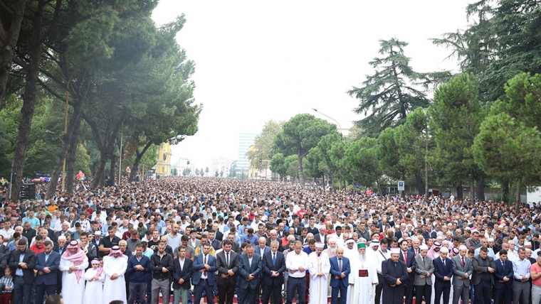 Besimtarët myslimanë festojnë Kurban Bajramin