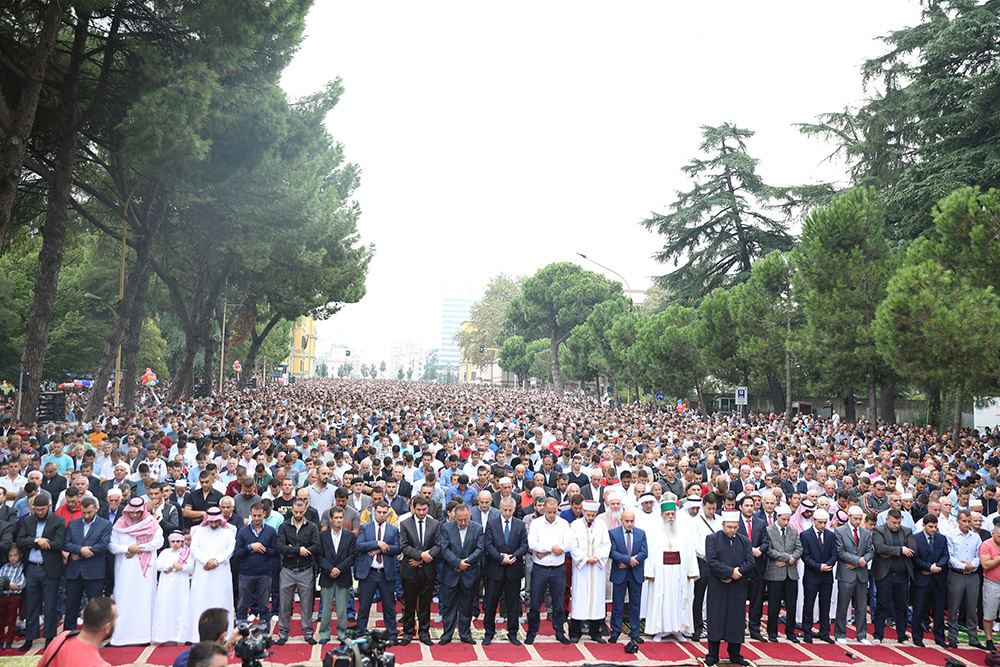 Besimtarët myslimanë festojnë Kurban Bajramin