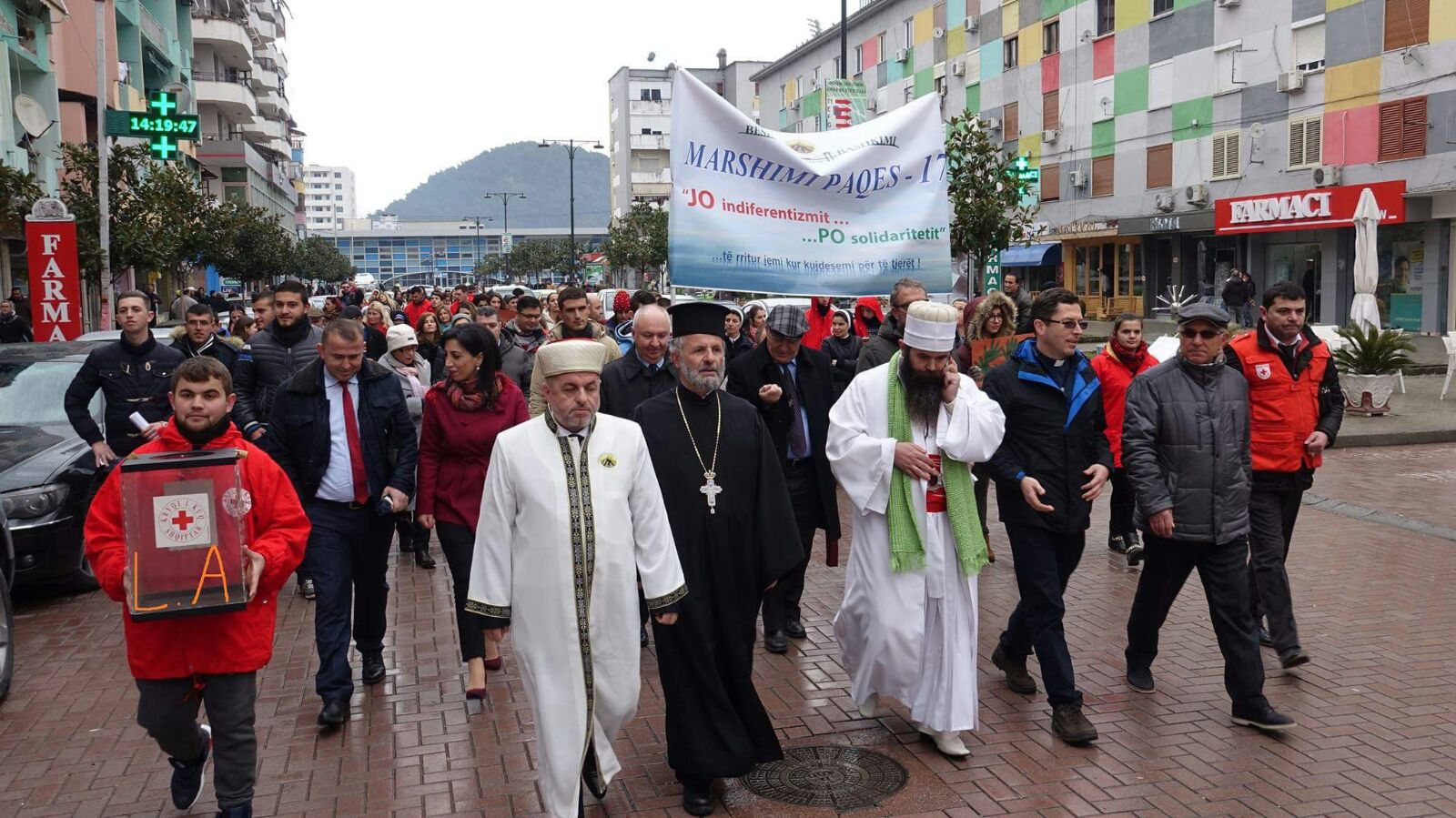 Komunitetet fetare mbajnë marshimin e paqes në Elbasan