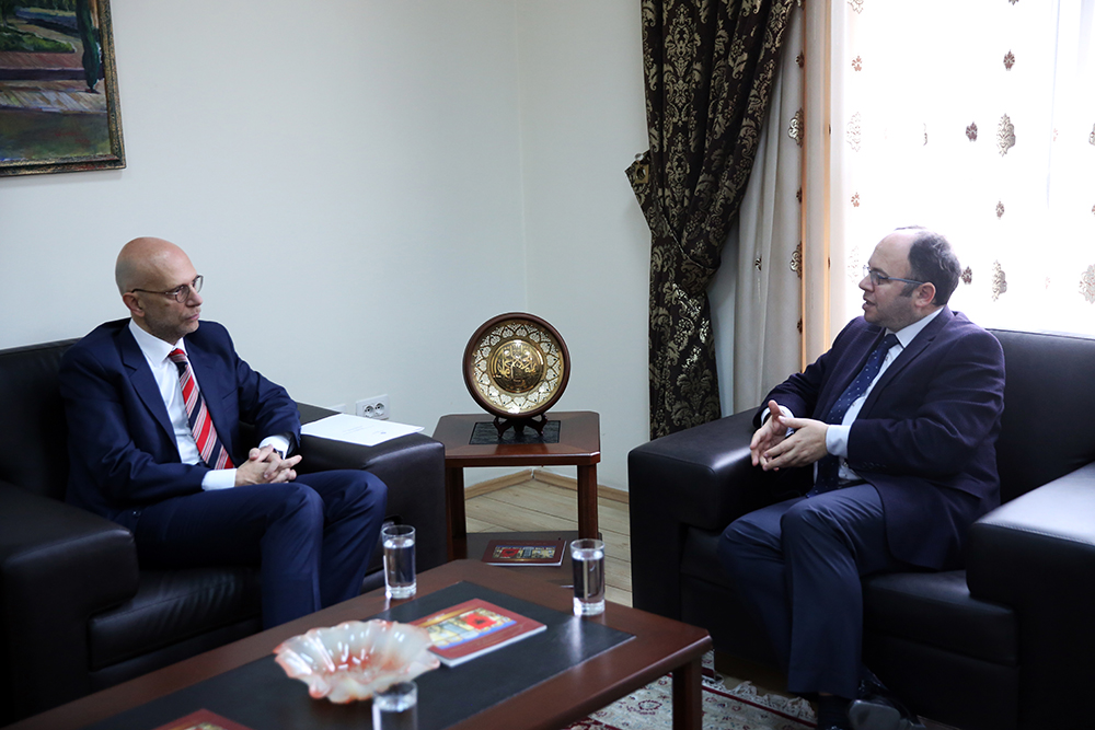 Kryetari i KMSH-së priti në një takim Ambasadorin italian në Shqipëri