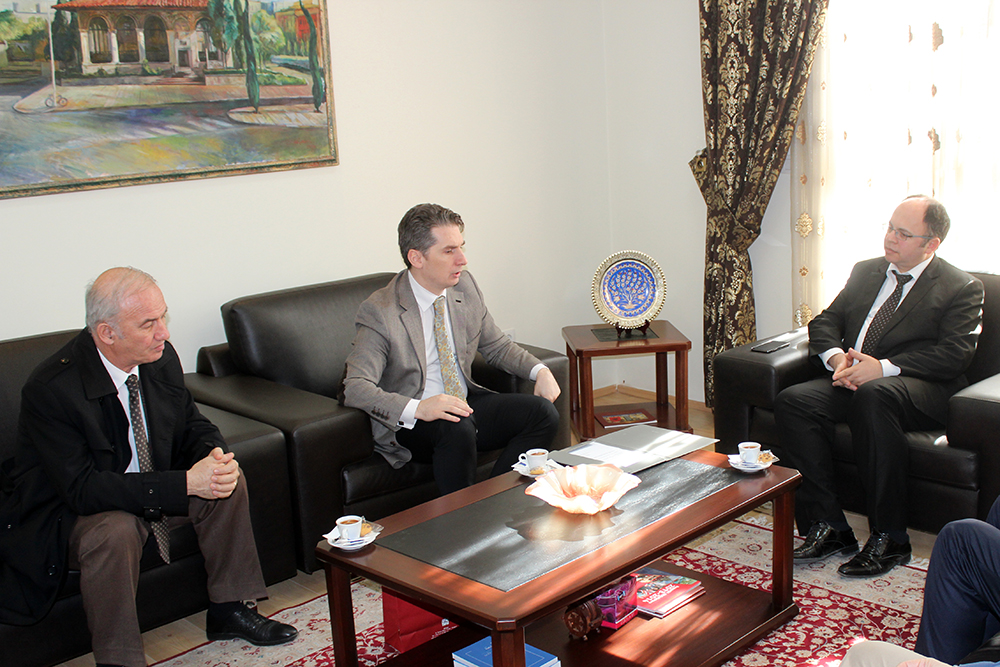 Kryetari i KMSH-së zhvillon takim pune me stafin e Universitetit Bedër