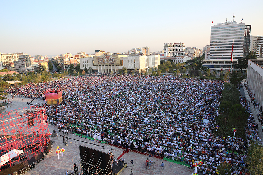 Besimtarët myslimanë festojnë festën e Fitër Bajramit