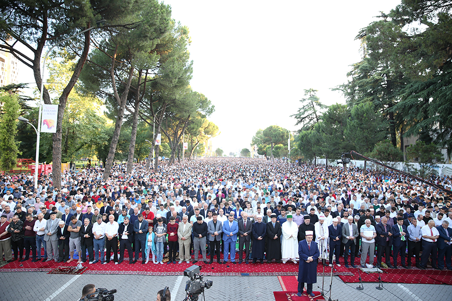 Besimtarët myslimanë festojnë festën e Fitër Bajramit