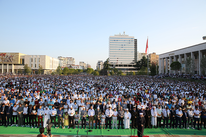 Besimtarët myslimanë festojnë Kurban Bajramin