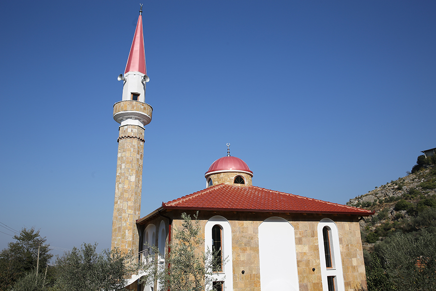 Inaugurohet xhamia e re në Petrelë, Tiranë