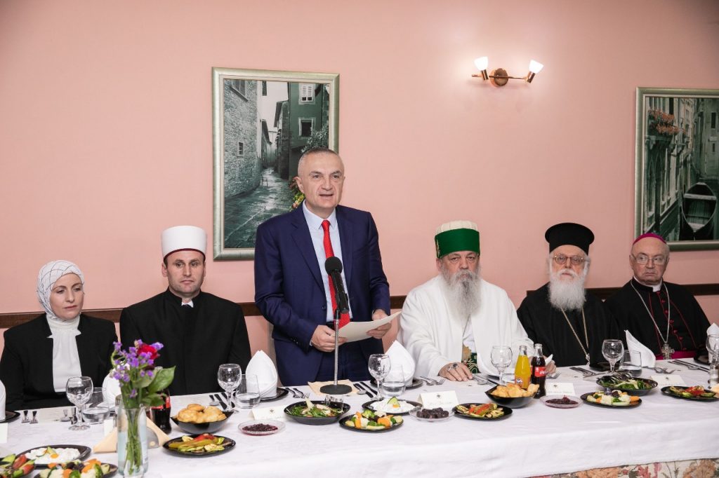 Presidenti Meta shtron iftar me rastin e muajit të Ramazanit