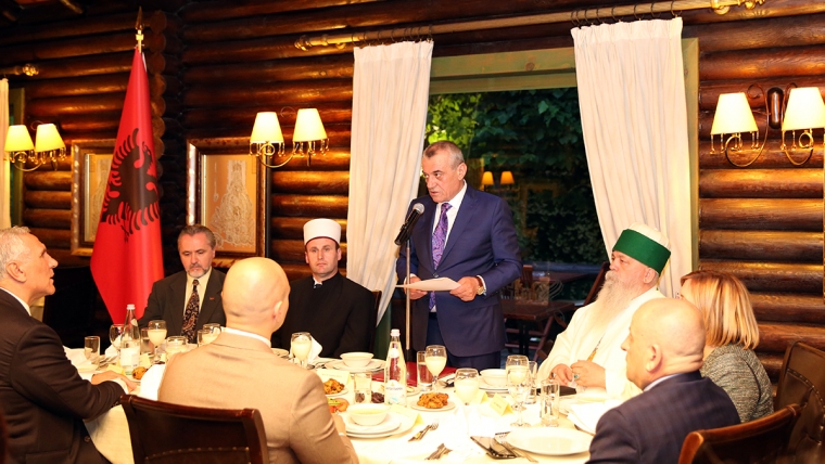 Kryetari i Kuvendit, z. Gramoz Ruçi shtron iftar për Muajin e Ramazanit