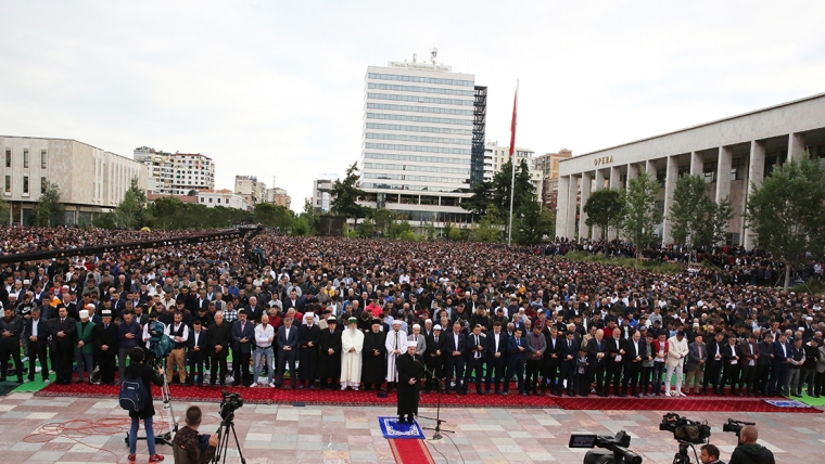 Besimtarët myslimanë festojnë Fitër Bajramin