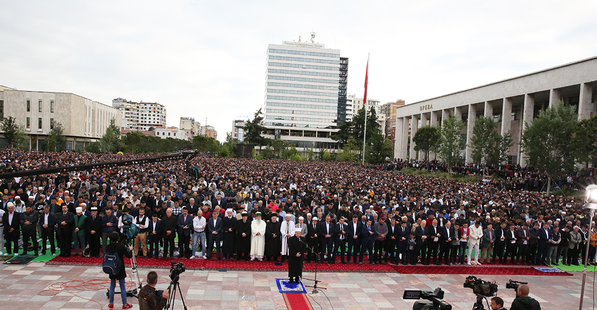 Besimtarët myslimanë festojnë Fitër Bajramin