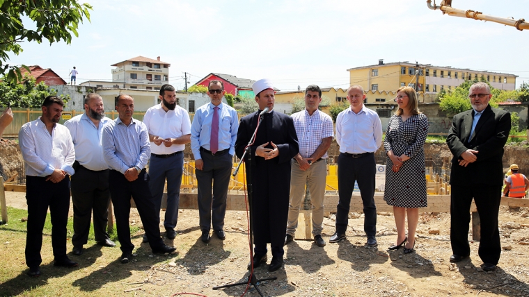 Inaugurohet fillimi i punimeve të Xhamisë së re në lagjen Kiras, Shkodër