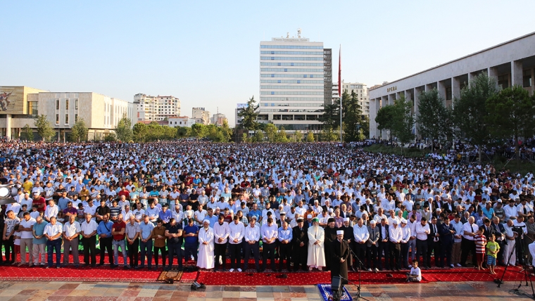 Besimtarët myslimanë festojnë Kurban Bajramin