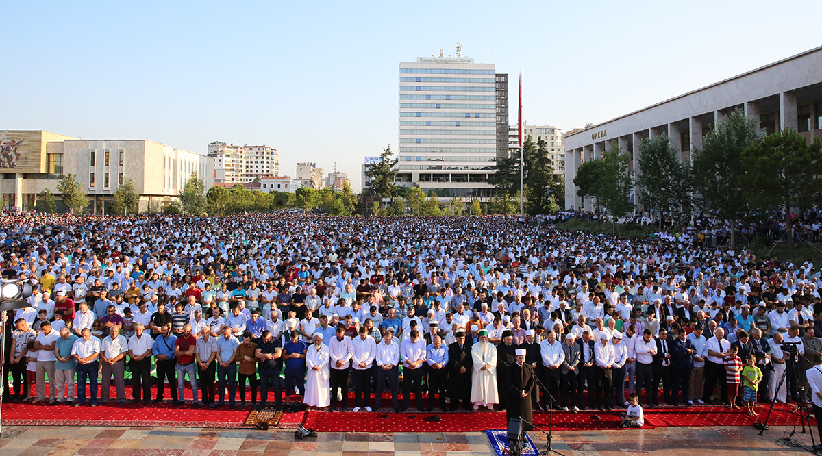 Besimtarët myslimanë festojnë Kurban Bajramin