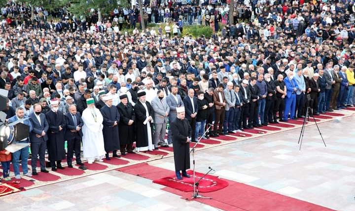 Besimtarët myslimanë rikthehen në shesh për faljen e Fitër Bajramit, pas një shkëputje prej pandemisë COVID-19