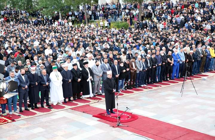 Besimtarët myslimanë rikthehen në shesh për faljen e Fitër Bajramit, pas një shkëputje prej pandemisë COVID-19