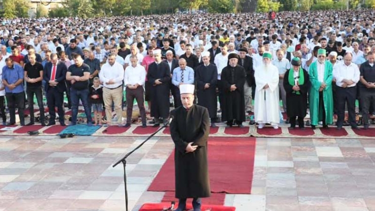 Mijëra besimtarë myslimanë falën sot namazin e Kurban Bajramit në sheshin “Skënderbej”, në Tiranë, dhe mijëra të tjerë në sheshet kryesore të çdo qyteti të vendit