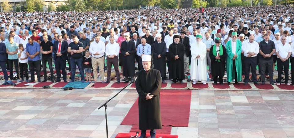 Mijëra besimtarë myslimanë falën sot namazin e Kurban Bajramit në sheshin “Skënderbej”, në Tiranë, dhe mijëra të tjerë në sheshet kryesore të çdo qyteti të vendit