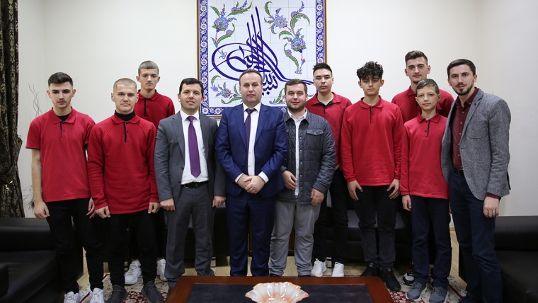 Kryetari Spahiu pret në një vizitë një grup nxënësish nga Medreseja e Tiranës