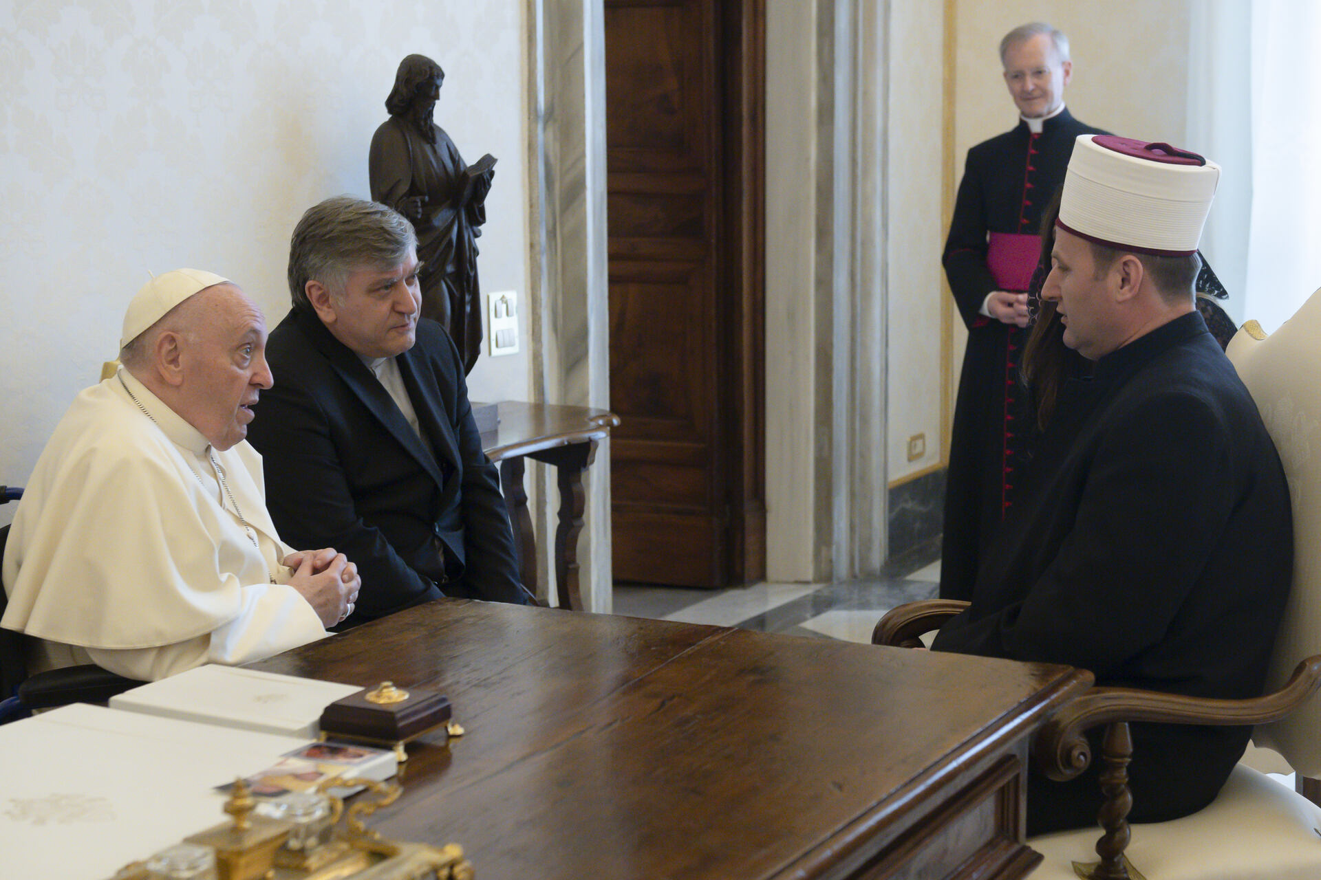 Takimi në Vatikan, një angazhim diplomatik i nevojshëm i krerëve fetarë për njohjen e Kosovës