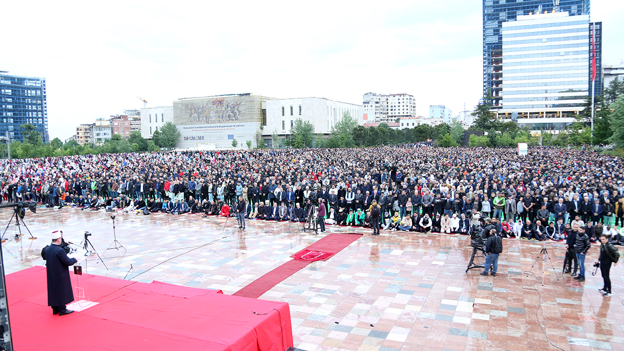 Besimtarët myslimanë falën sot Fitër Bajramin në sheshin “Skënderbej”