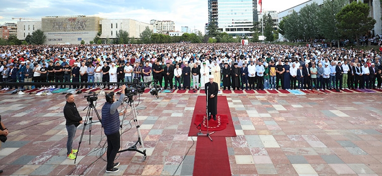 Mijëra besimtarë myslimanë mbushën sheshin “Skënderbej” dhe gjithë sheshet e xhamitë e vendit për faljen e Kurban Bajramit