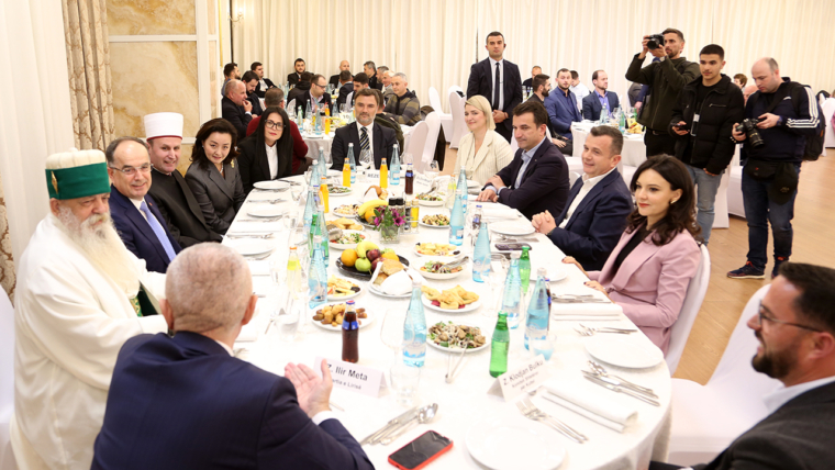 Komuniteti Mysliman i Shqipërisë shtron iftarin e parë të këtij Ramazani