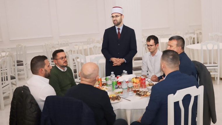 Myftinia Gramsh shtron një darkë iftari për besimtarët