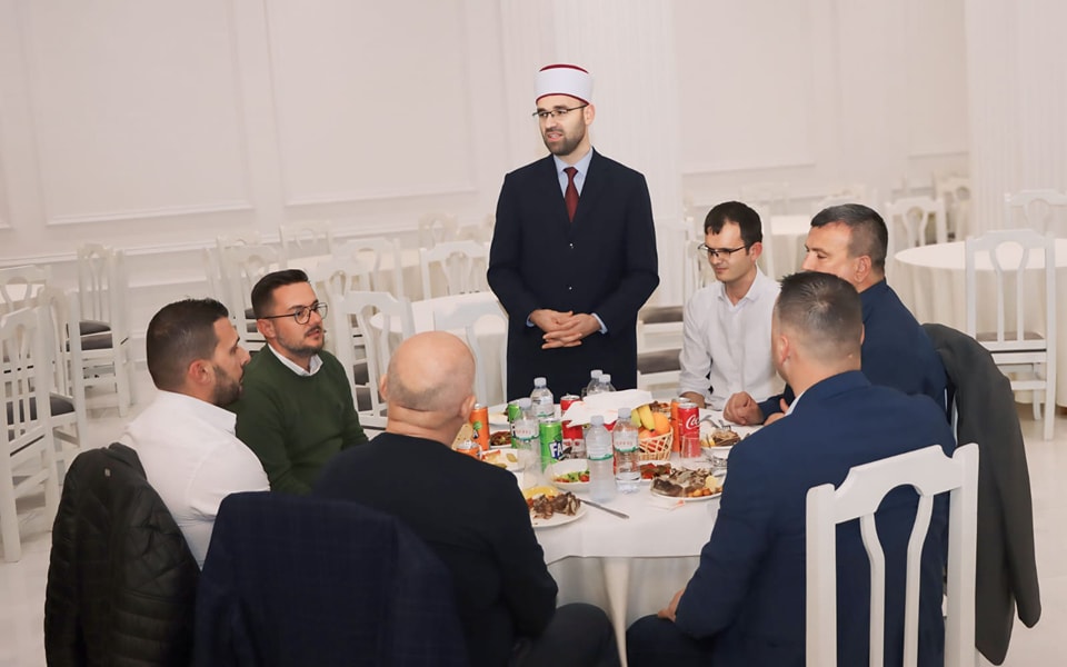 Myftinia Gramsh shtron një darkë iftari për besimtarët